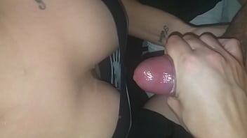 Le Hago Una Paja A Mi Marido Antes De Irnos A Trabajar Y Lo Hago Acabar free video