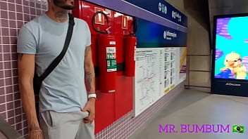 Macho Safado Se Exita Na Estação De Metr0 E Se Alivia Com A Puta Oferecida (Completo No Red E Subscrição) free video