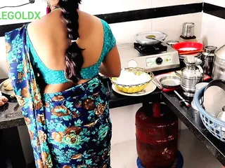 (Kichen Sex)6) Mami Khana Khane Baithi Hai Jab Tak Chod Lete Hai free video